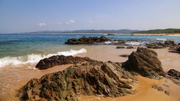 Pasifik kıyısındaki Meksika kıyı şeridi Jalisco 'daki Playa Mayto' da çekildi..