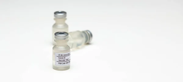 Ett Par Covid Testvaccininjektionsflaskor Isolerade Vit Bakgrund Royaltyfria Stockbilder