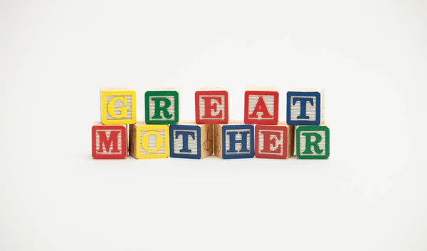 多彩な色のカラフルなおもちゃのブロックで綴られた偉大な母親の言葉 — ストック写真