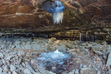 Buz saçakları soğuk bir kış gününde Arkansas 'ın Glory Hole Falls' undan sarkıyor..