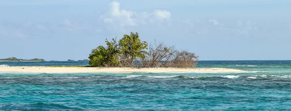 Eine Kleine Wunderschöne Insel Mit Weißem Sand Und Pflanzenwelt Liegt — Stockfoto