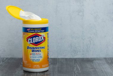 Houston, TX - 6 Mayıs 2020: Tahta bir masa üzerinde dezenfekte edilmiş yeni bir Clorox paket yakın plan.