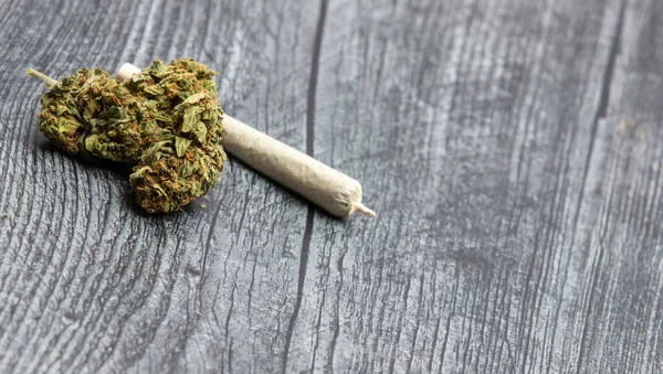 Full Knopp Hög Kvalitet Medicinsk Marijuana Sitter Ett Träbord Med — Stockfoto