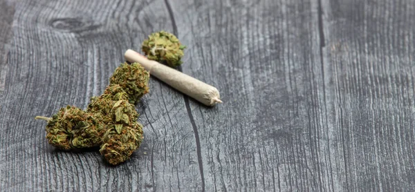 Några Knoppar Hög Kvalitet Medicinsk Cannabis Med Förvalsad Gemensamma Träyta — Stockfoto