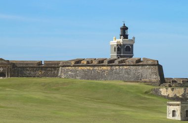 Gündüz Castillo San Felipe del Morro 'daki ışık kulesinin manzarası. Etrafta kimse yok..