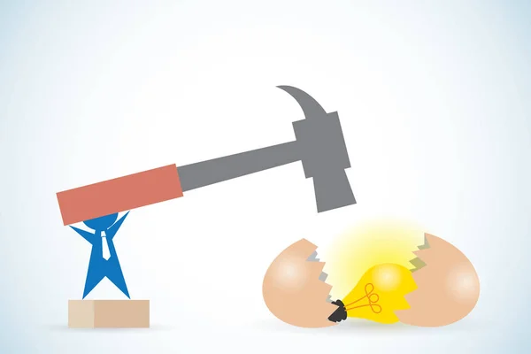Hombre de negocios sosteniendo martillo para romper el huevo y obtener bombilla, idea y concepto de negocio — Vector de stock