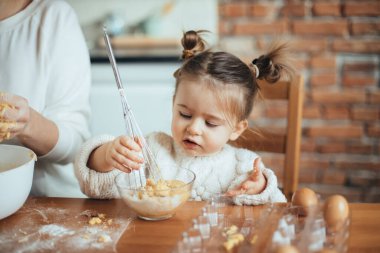 Anne ve kızı onların mutfakta kurabiye