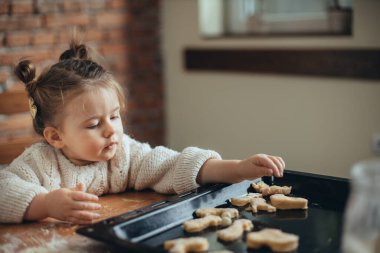 Anne ve kızı onların mutfakta kurabiye