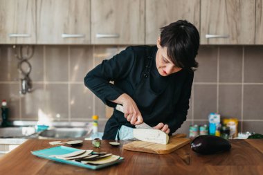 Bayan şef patlıcanla yemek hazırlıyor.