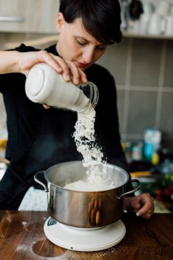 Şef mutfakta yemek hazırlıyor.