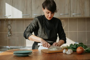 Şef mutfakta sebzeli bir tarif hazırlıyor.