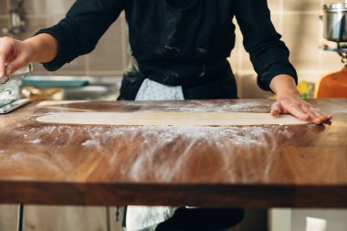 Makarna yapan kadın şef. Diz çökmek. Makarna yapımcısı