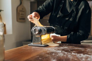 Makarna yapan kadın şef. Diz çökmek. Makarna yapımcısı