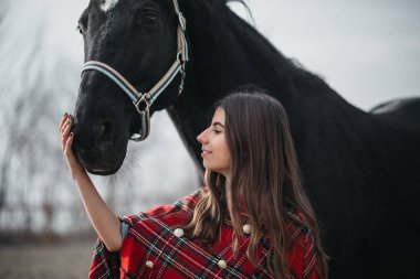 Ahırda atlı bir kız.