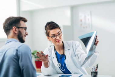 Doktor ve hasta x-ray arıyorsunuz
