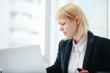 Ofiste çalışan, yazan bir kadın