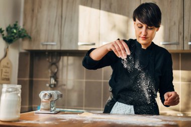 Makarna yapan kadın şef. Diz çökmek. Makarna yapımcısı