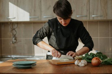 Şef mutfakta sebzeli bir tarif hazırlıyor.