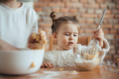 Anne ve kızı onların mutfakta kurabiye