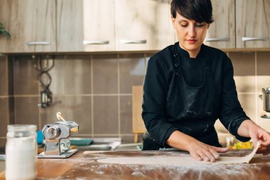 Makarna yapan kadın şef. Diz çökmek. Makarna yapımcısı