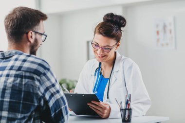 Doktor ve hasta muayenehanesinde.