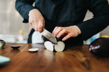 Şef mutfakta yemek hazırlıyor.