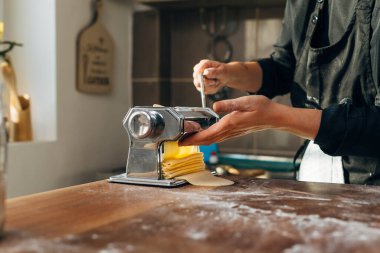 Makarna yapan kadın şef. Diz çökmek. Makarna yapımcısı