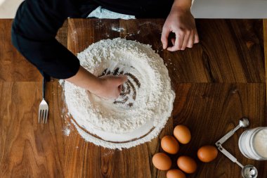 Şef mutfakta taze makarna yapıyor.