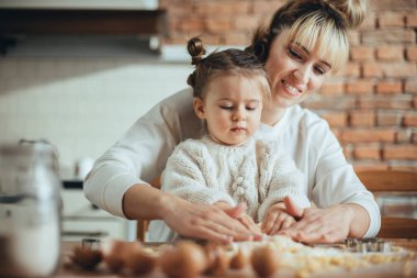 Anne ve kızı onların mutfakta kurabiye