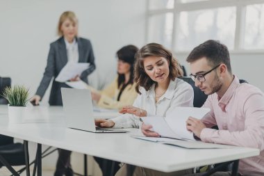 İş ekibi ofiste bir proje üzerinde çalışıyor.