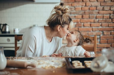 Anne ve kızı onların mutfakta kurabiye
