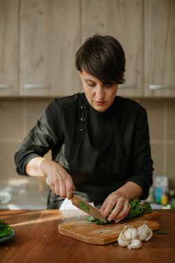 Şef mutfakta sebzeli bir tarif hazırlıyor.