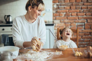 Anne ve kızı onların mutfakta kurabiye