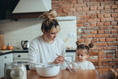 Anne ve kızı onların mutfakta kurabiye