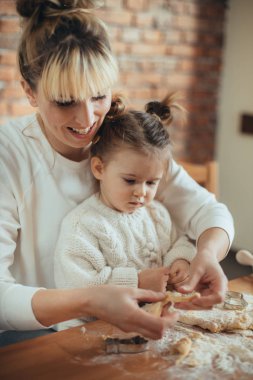 Anne ve kızı onların mutfakta kurabiye