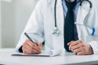 Reçete yazan bir doktorun yakın çekimi