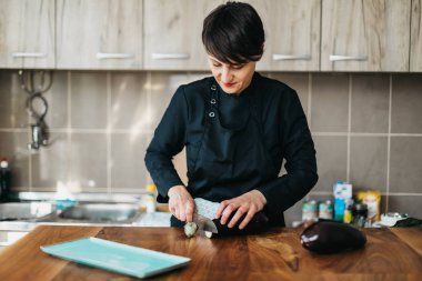 Şef mutfakta yemek hazırlıyor.