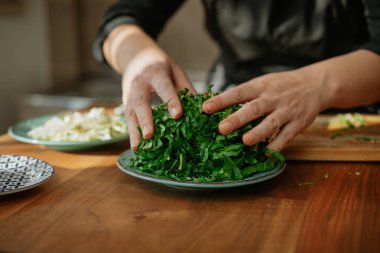 Şef mutfakta sebzeli bir tarif hazırlıyor.