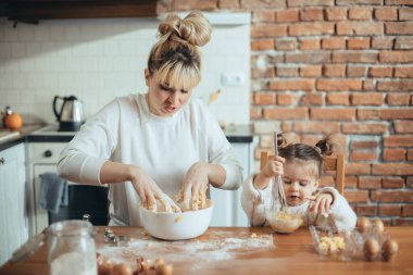 Anne ve kızı onların mutfakta kurabiye