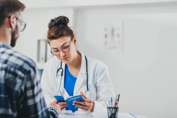 Médecin Patient Assis Dans Bureau Médecin — Photo