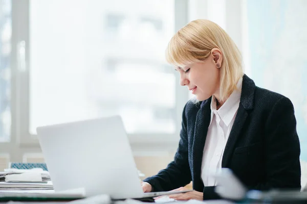 Kobieta Biurze Pracuje Pisze — Zdjęcie stockowe