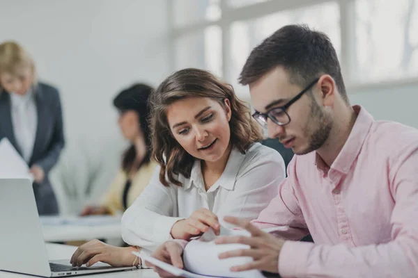 Equipo Negocios Trabajando Proyecto Oficina — Foto de Stock