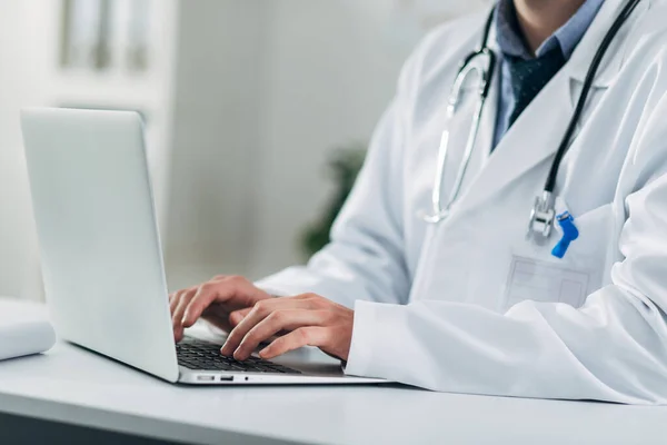 Detalhe Jovem Médico Trabalhando Laptop Seu Escritório — Fotografia de Stock