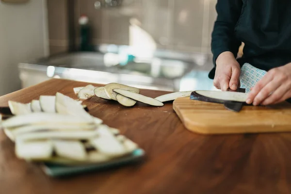 Female chef preparing meal with eggplant — Stock Photo, Image