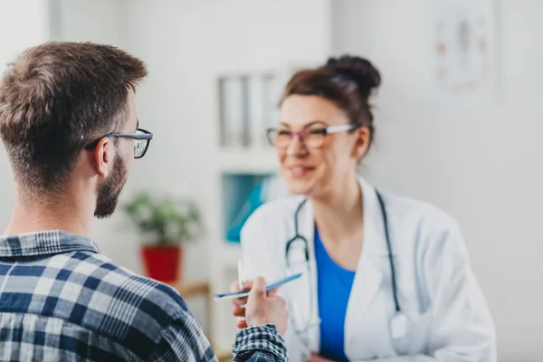 Läkare Och Patient Sitter Läkarmottagningen — Stockfoto