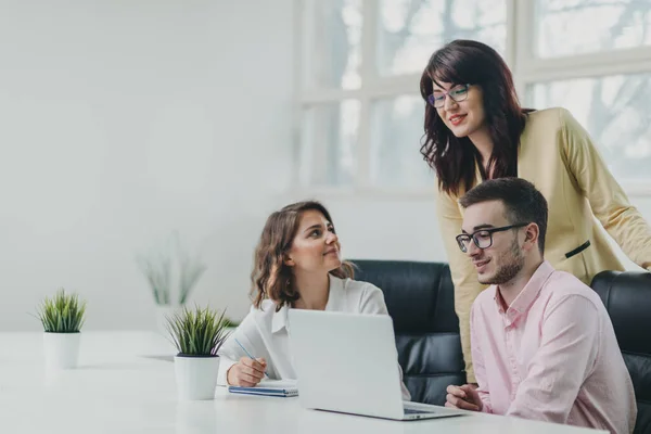 Equipo Negocios Trabajando Proyecto Oficina — Foto de Stock