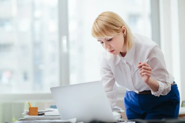 Kobieta Biurze Pracuje — Zdjęcie stockowe