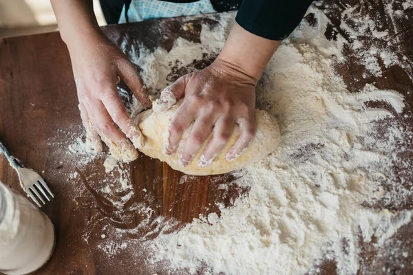 Female chef kneading dough in the kitchen — Stock Photo, Image