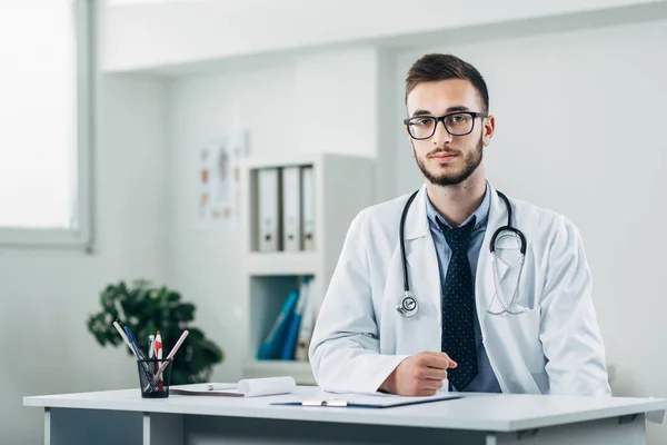 Junger Arzt Sitzt Seinem Büro Hinter Einem Schreibtisch — Stockfoto