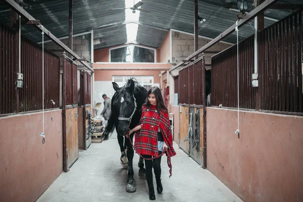 Menina Com Cavalo Nos Estábulos — Fotografia de Stock